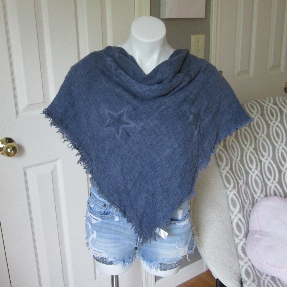 FRANCESCA'S COLLECTIONS WOMEN'S BLUE STAR SCARF WRAP